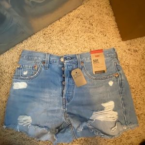 NEVER WORN LEVI SHORTS